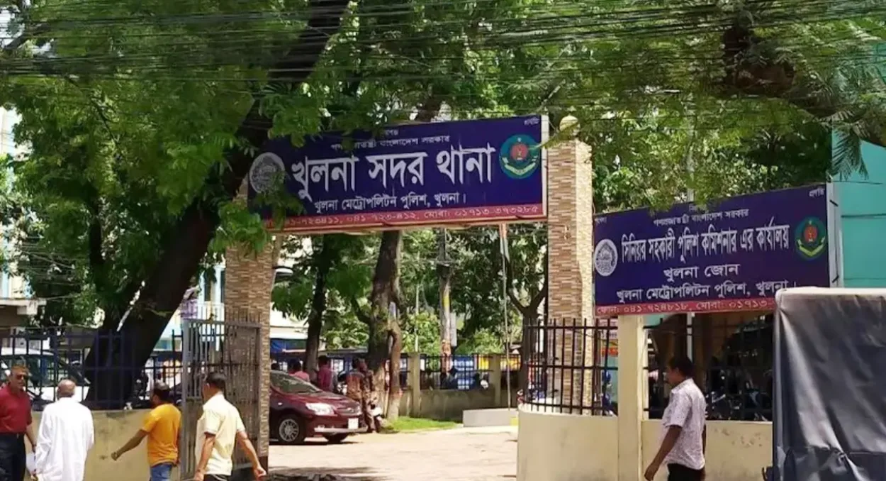 খুলনায় পুলিশ পরিদর্শককে কুপিয়ে জখম করেছে ছিনতাইকারীরা