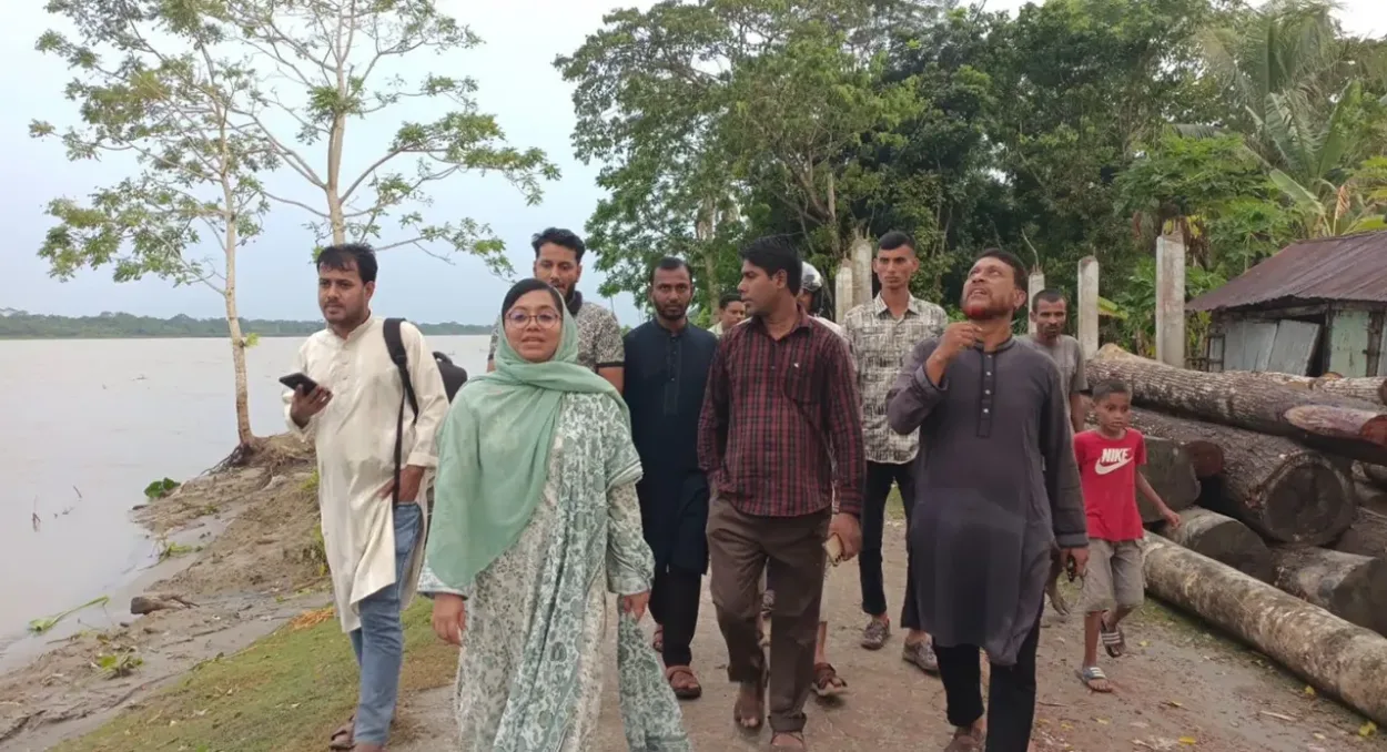 রাজাপুরে গ্রামীণ সড়কের বেহাল দশা দেখে ক্ষোভ প্রকাশ করলেন সংসদ সদস্য ডা. মিতু