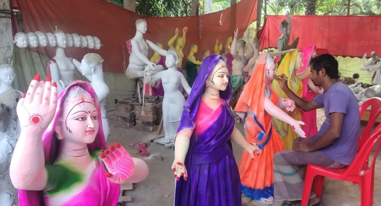 প্রায় ৭০ প্রতিমায় পৌরাণিক কাহিনি, রাজবাড়ীতে ব্যতিক্রমী আয়োজন