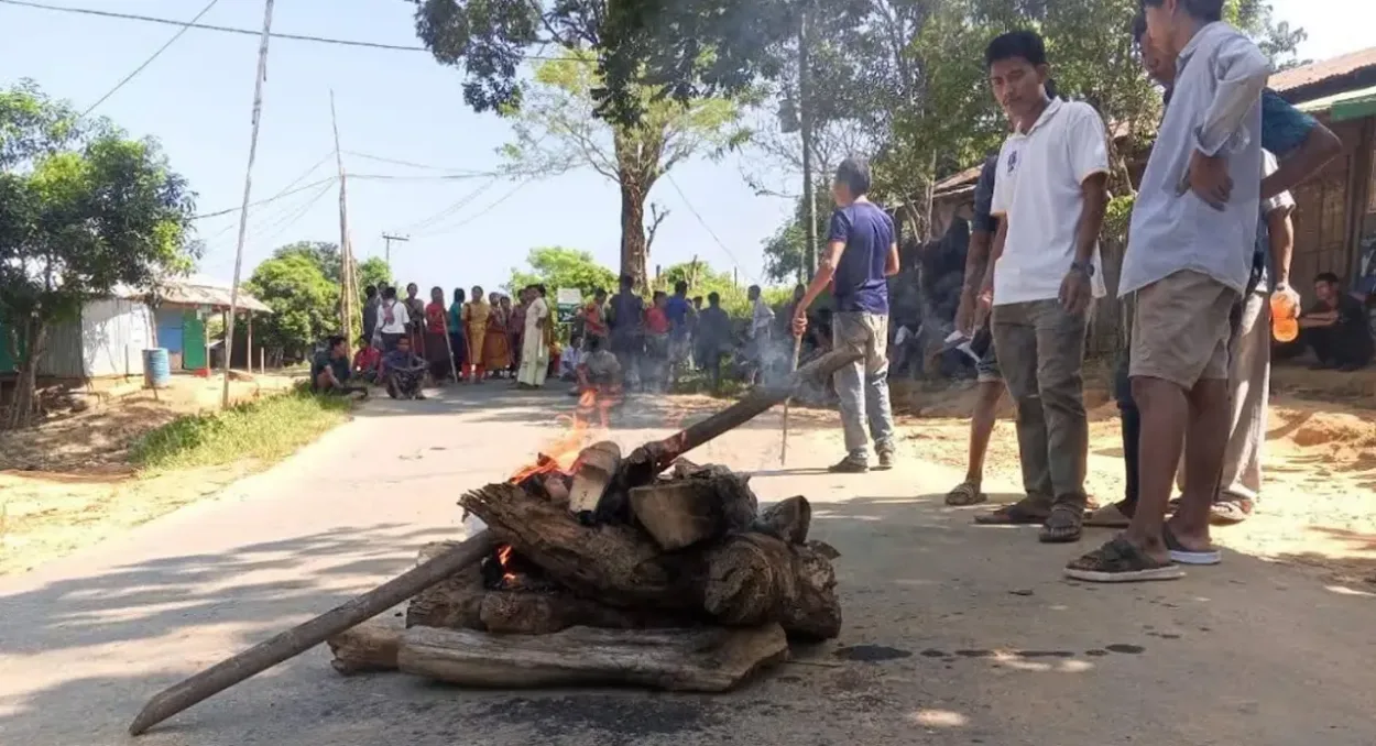 সাজেকে অনির্দিষ্টকালের অবরোধ, ভোগান্তিতে পর্যটকরা