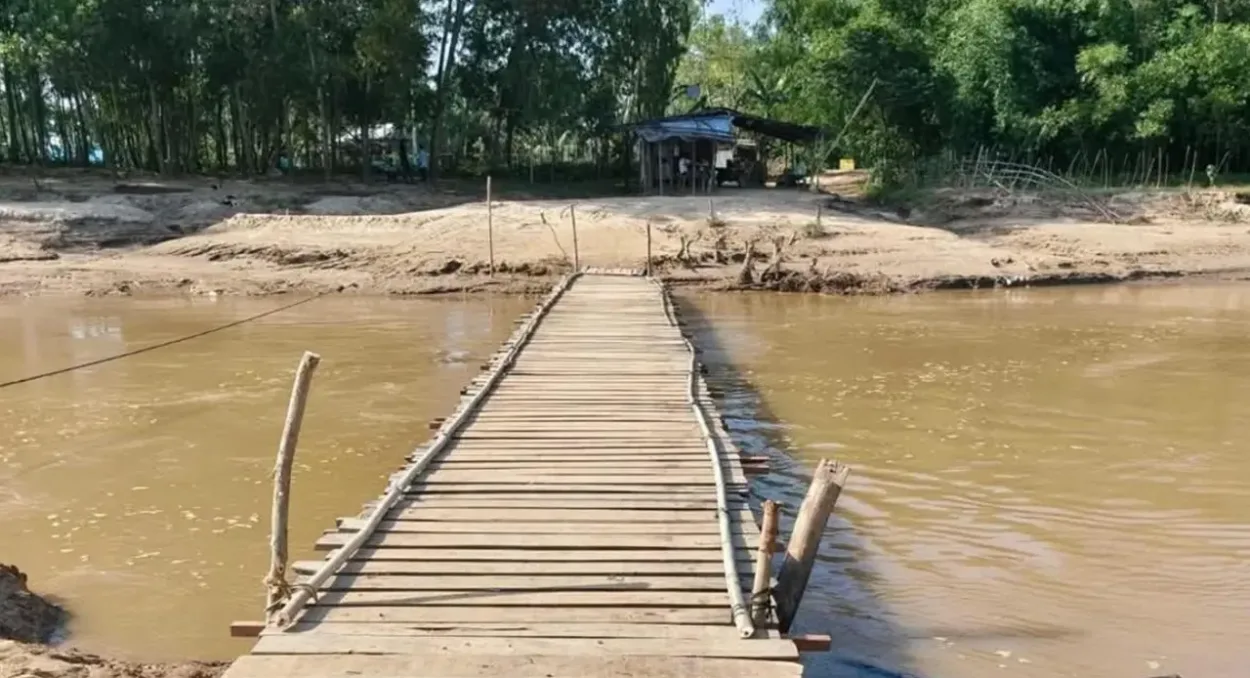 ৫৫ বছরেও মেলেনি সেতু, সোমেশ্বরী পারাপারে ১৫ হাজার মানুষের  দুর্ভোগ