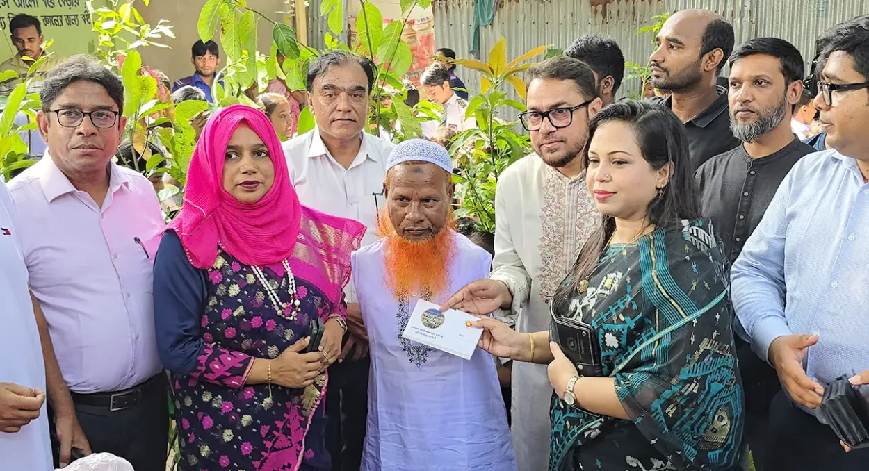 দুই হাত ছাড়াই স্কুল গড়ে তোলা অদম্য দুঃখু মিয়ার পাশে জেলা প্রশাসন