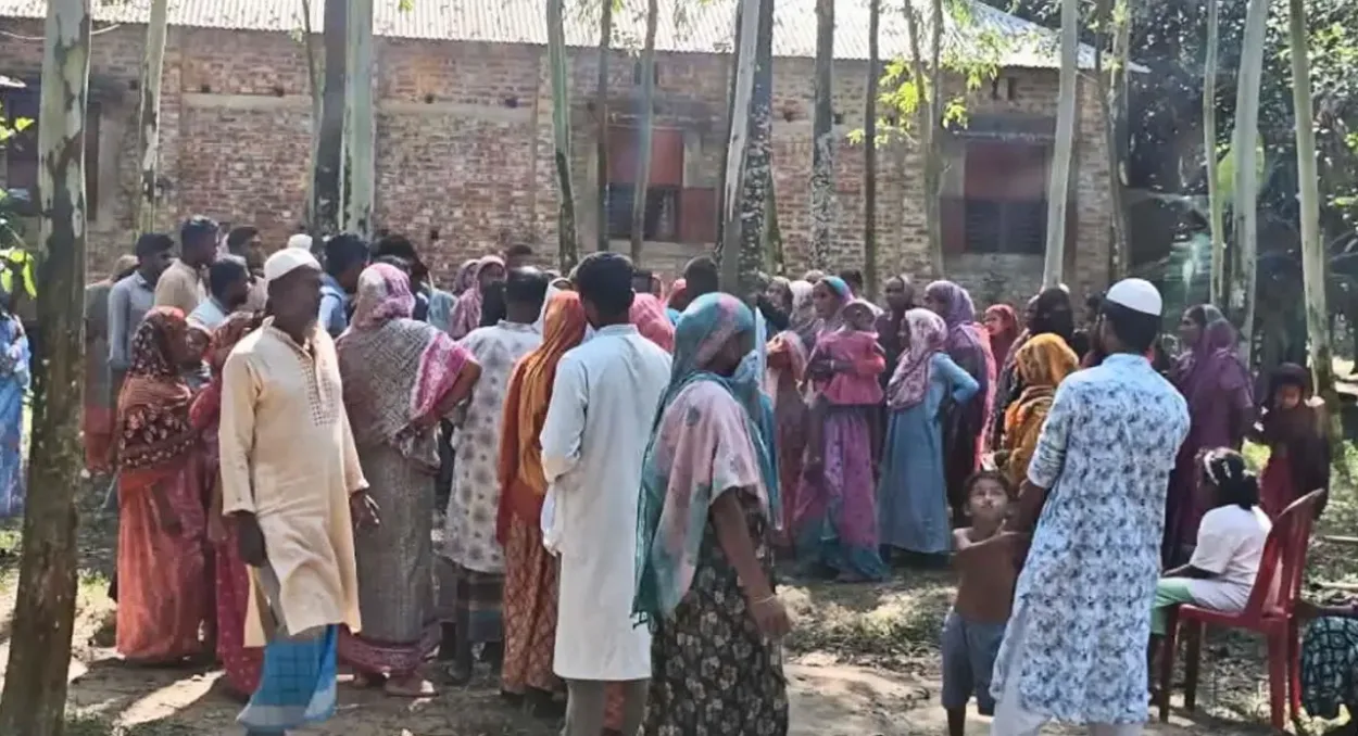 ডেড় লাখ টাকার চেক নিয়ে বাবার জানাজায় মেয়ের দেওয়া বাধা প্রত্যাহার