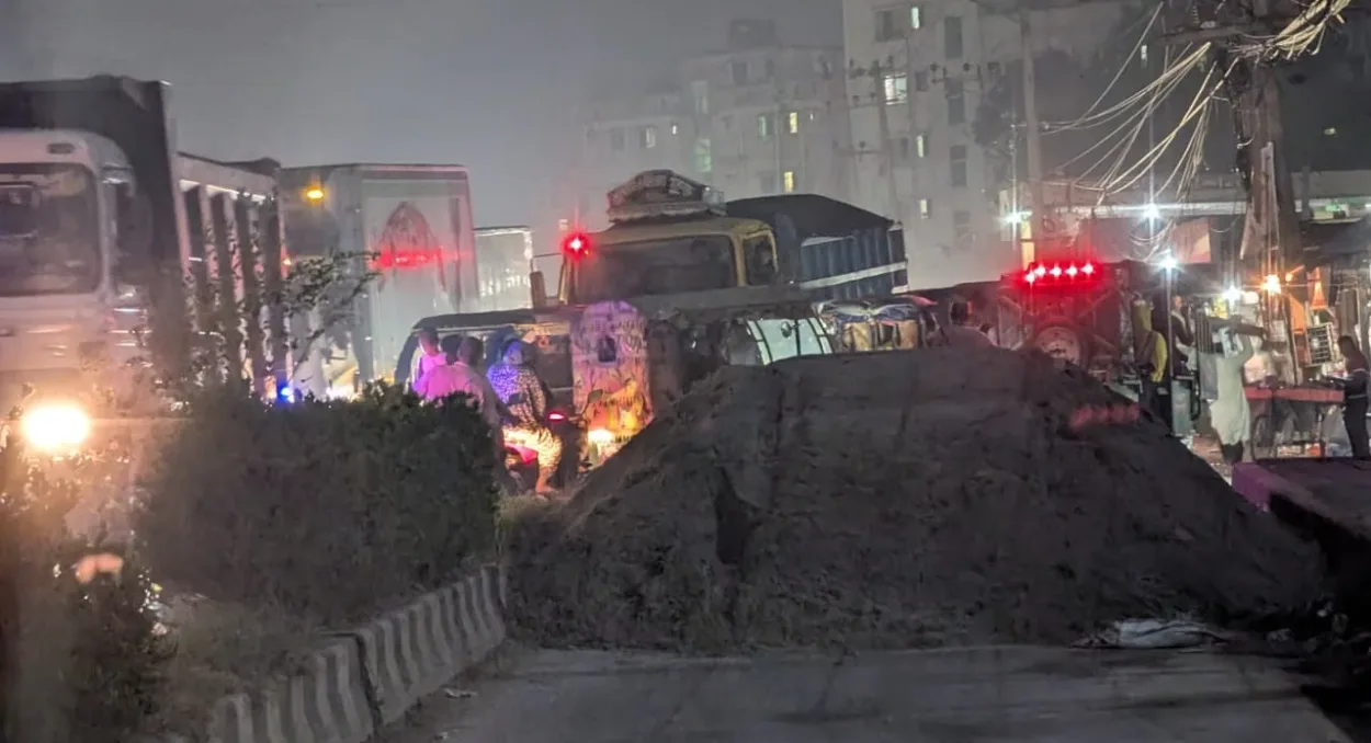 কালিয়াকৈরে মহাসড়কের সার্ভিস লেইন দখল করে বালুর স্তূপ, চরম দুর্ভোগে যাত্রীরা