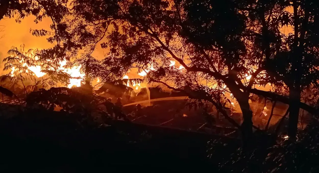 নারায়ণগঞ্জের ফতুল্লায় ভয়াবহ আগুনে পুড়ে ছাই হলো ৩০ ঝুটের গোডাউন