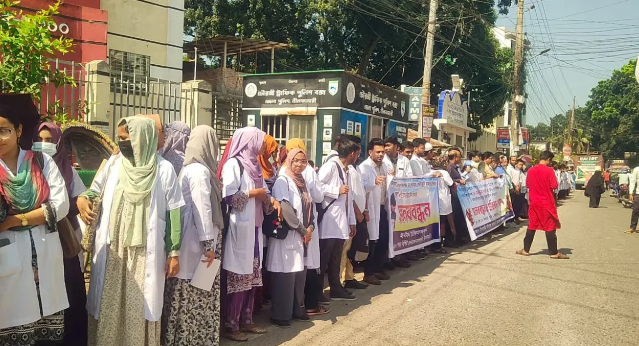 নীলফামারীতে চিকিৎসককে মারধরের ঘটনায় ইন্টার্ন চিকিৎসকদের কর্মবিরতি ও মানববন্ধন