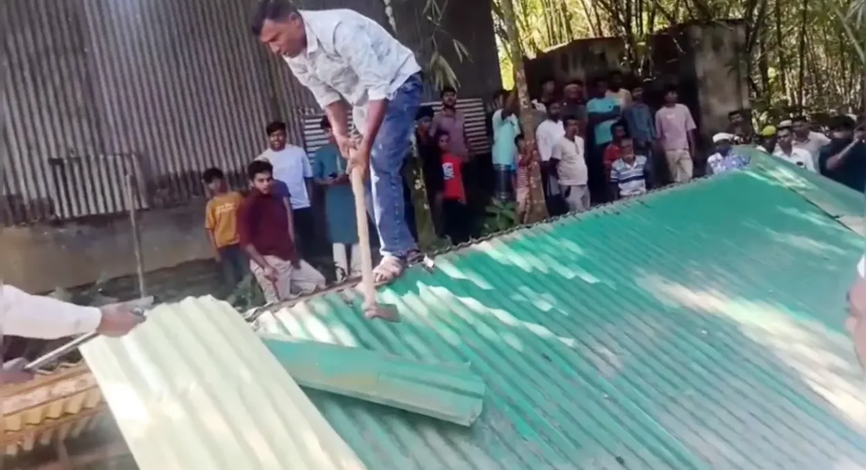 কালিহাতীতে কবরস্থানের রাস্তা বন্ধ থাকায় ঘর ভেঙে মরদেহ দাফন