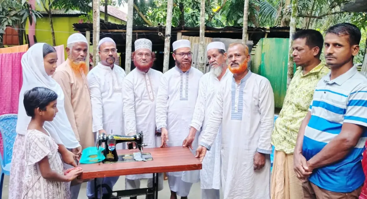 বিএনপি নেতার বিধবা স্ত্রীর পাশে জামায়াত, সেলাই মেশিন উপহার