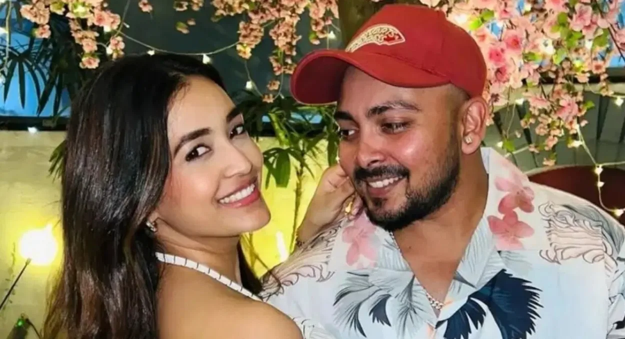 বিচ্ছেদের মেঘ কাটিয়ে আকৃতিক হাত ধরে নতুন শুরুর পথে পৃথ্বী শ