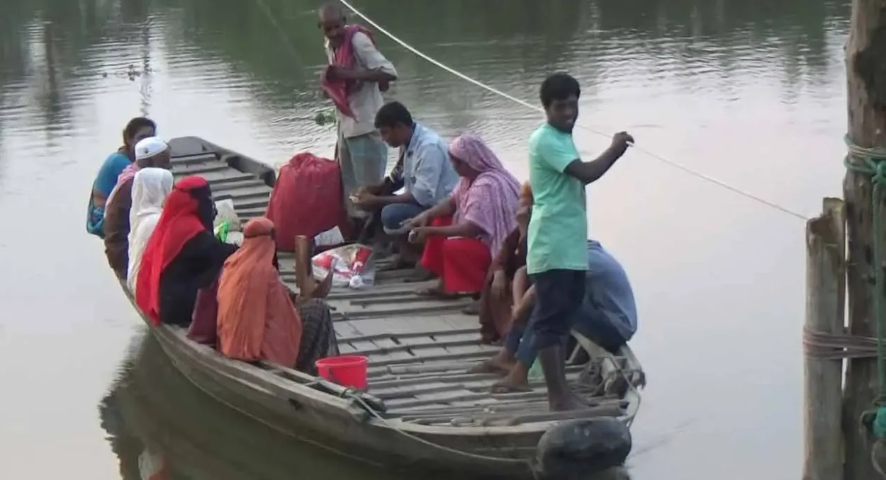 বাগেরহাটে ভৈরব নদের দড়ি টানা নৌকায় দৈনিক ৪০০ টাকায় ৬ জনের সংসার চালান প্রতিবন্ধী জনি মোল্লা
