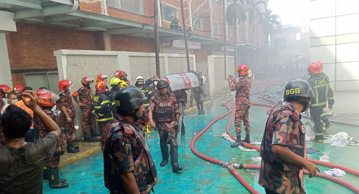 টঙ্গীতে ওষুধ কারখানার আগুন চার ঘণ্টা পর ফায়ার সার্ভিসের ২১ ইউনিটের চেষ্টায় নিয়ন্ত্রণে