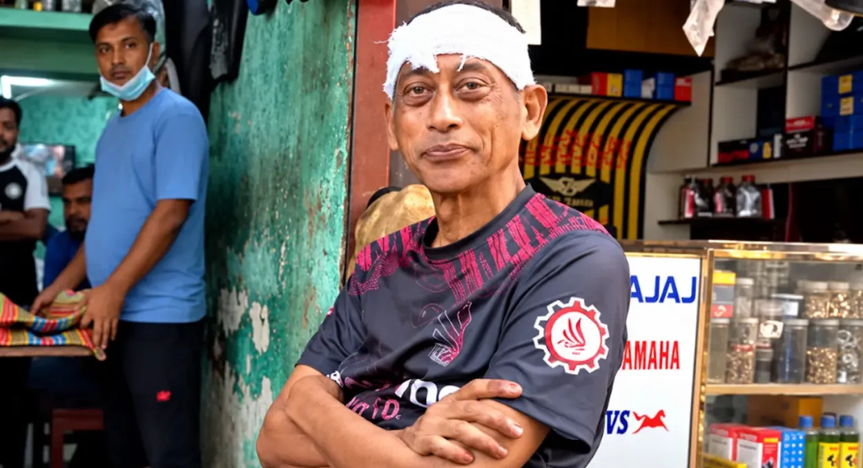 যশোরে বাড়ির সামনে ময়লা ফেলাকে কেন্দ্র করে নাট্যশিল্পী সমু চৌধুরীর ওপর হামলা