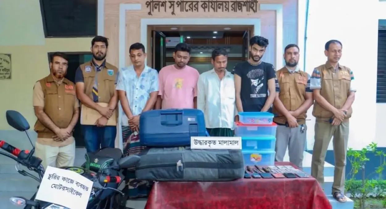 চলন্ত কাভার্ড ভ্যান থেকে ক্রিকেটারদের লাগেজ চুরির ঘটনায় চারজন গ্রেপ্তার