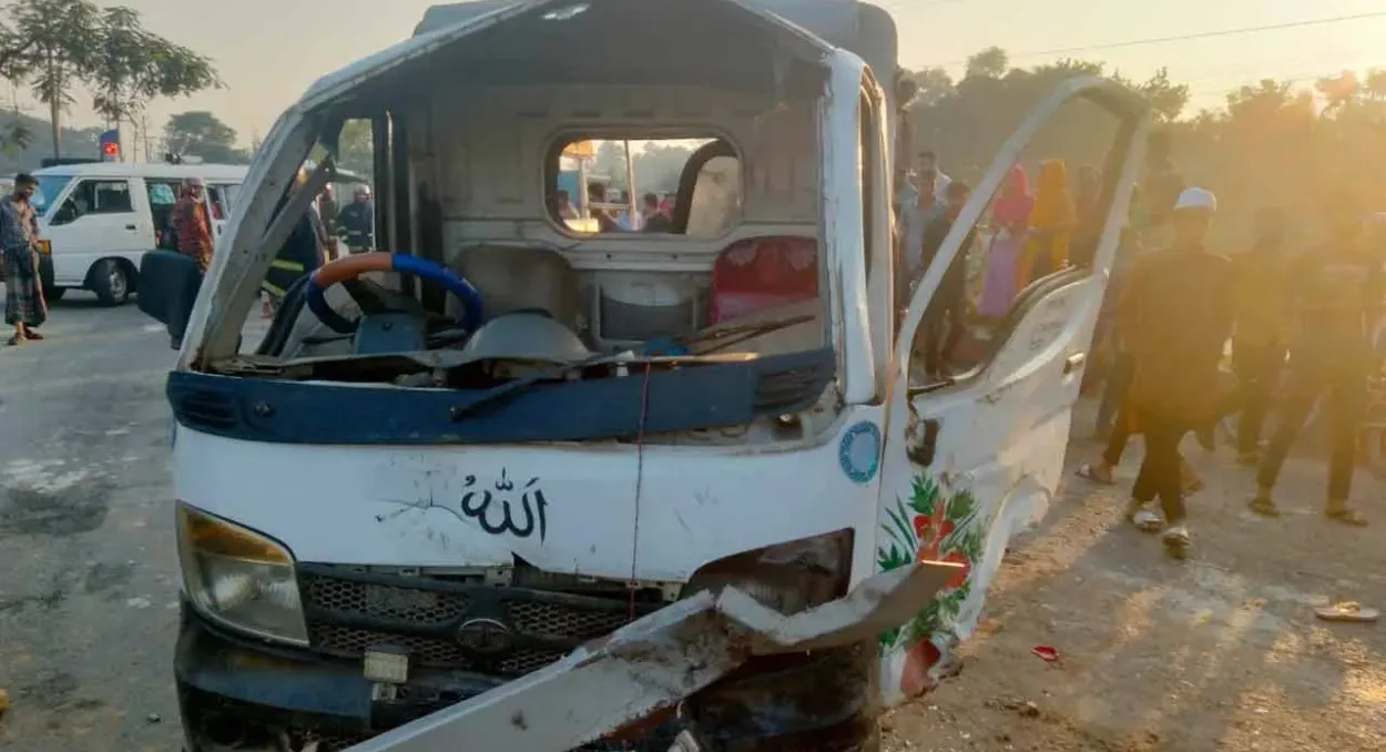 ত্রিশালে কাভার্ডভ্যানের ধাক্কায় লেগুনার দুই শ্রমিক নিহত ও ৯ জন আহত