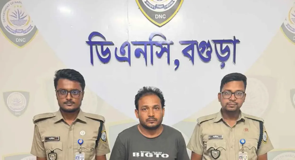 স্লিপার বাসের এসি ভেন্ট থেকে ৩২ লাখ টাকার ইয়াবাসহ যাত্রী গ্রেপ্তার