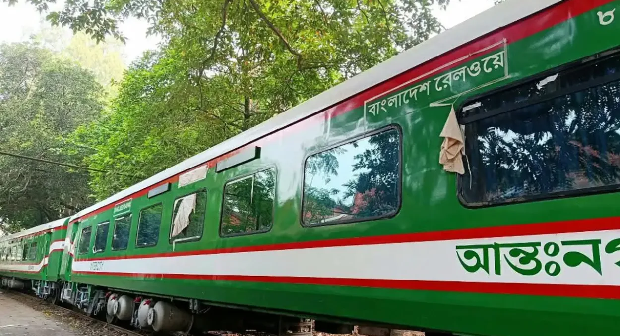 ভারত থেকে আমদানি করা ১৮টি নতুন রেলকোচ সৈয়দপুর কারখানায় পৌঁছাল
