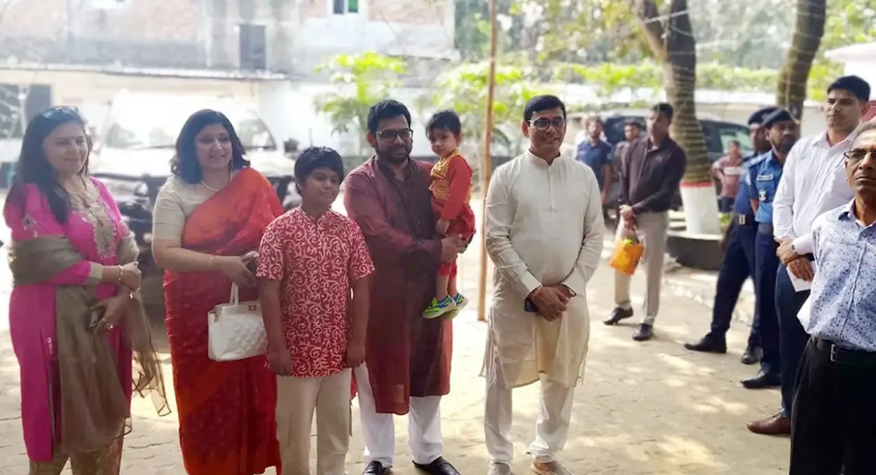 সপ্তমী পূজায় নারায়ণগঞ্জের সোনারগাঁয়ে পোদ্দারবাড়ি মন্ডপ পরিদর্শন করলেন ভারতীয় উপহাইকমিশনার