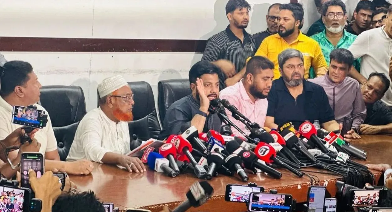 মাদকবিরোধী অভিযানে অস্ত্র হাতে নিয়ে বিতর্কের মুখে মন্ত্রিসভা থেকে পদত্যাগ করলেন প্রতিমন্ত্রী ইশরাক হোসেন