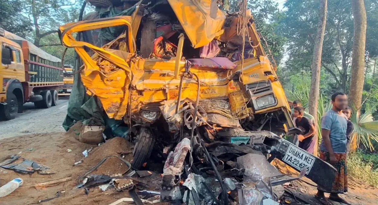 নাটোর-পাবনা মহাসড়কে বাস ও ট্রাকের মুখোমুখি সংঘর্ষে ৯ জন নিহত ও ৩০ যাত্রী আহত