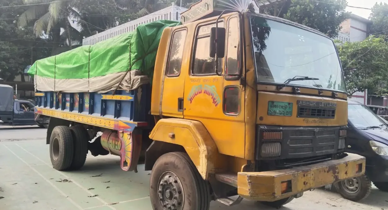 মানিকগঞ্জে পাবনাগামী ট্রাক থেকে ২৮০ বস্তা ডিএপি সার জব্দ আটক দুই