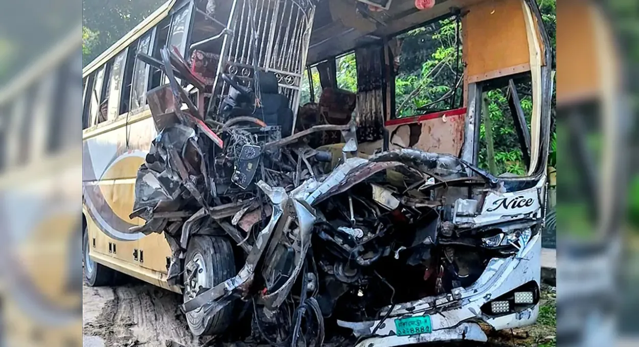 নাটোরে বাস-ট্রাক সংঘর্ষে প্রাণহানি বেড়ে চৌদ্দ জনে দাঁড়িয়েছে