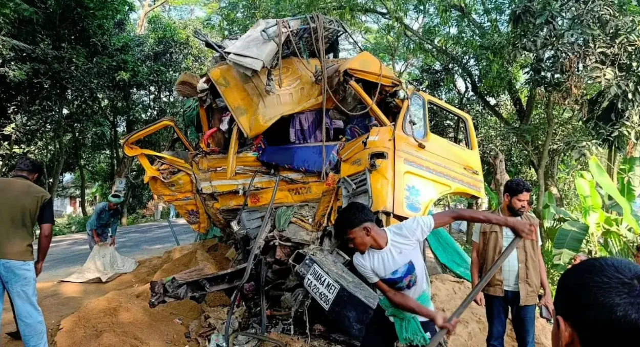 নাটোরের বনপাড়ায় সুপারভাইজারের হাতে বাস চালানোর সময় মর্মান্তিক সড়ক দুর্ঘটনায় নিহতের সংখ্যা বেড়ে ১২ জনে দাঁড়িয়েছে
