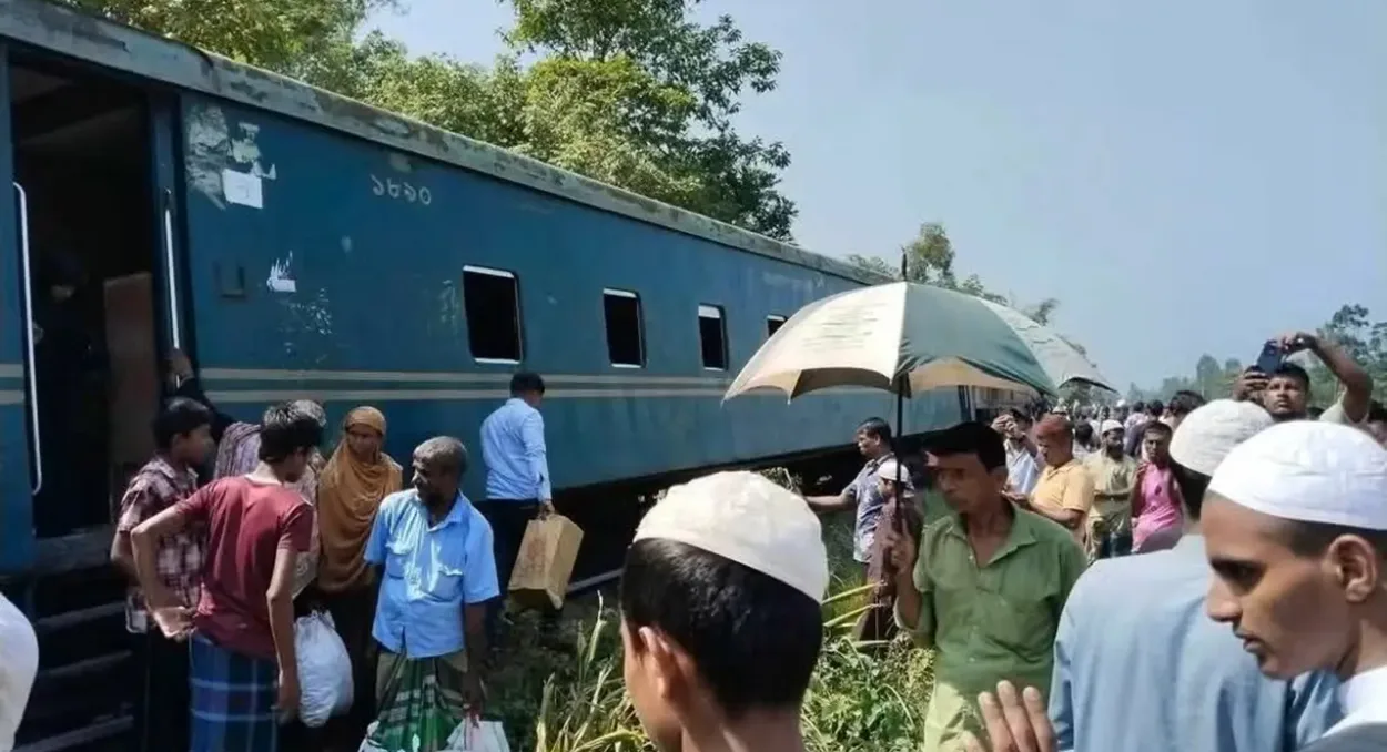 কুমিল্লায় কর্ণফুলী ট্রেনের ৩ বগি লাইনচ্যুত, সাময়িক বিঘ্ন পর রেল যোগাযোগ স্বাভাবিক