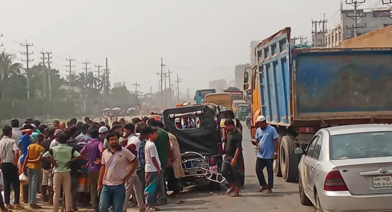 রূপগঞ্জে কাভার্ড ভ্যানের ধাক্কায় ইজিবাইকচালকসহ নিহত ২