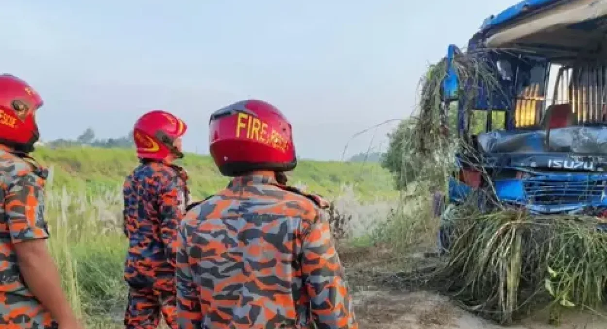 ঢাকা-মাওয়া এক্সপ্রেসওয়েতে বাস খাদে পড়ে ৩ জন নিহত ও ১৬ জন আহত হয়েছেন