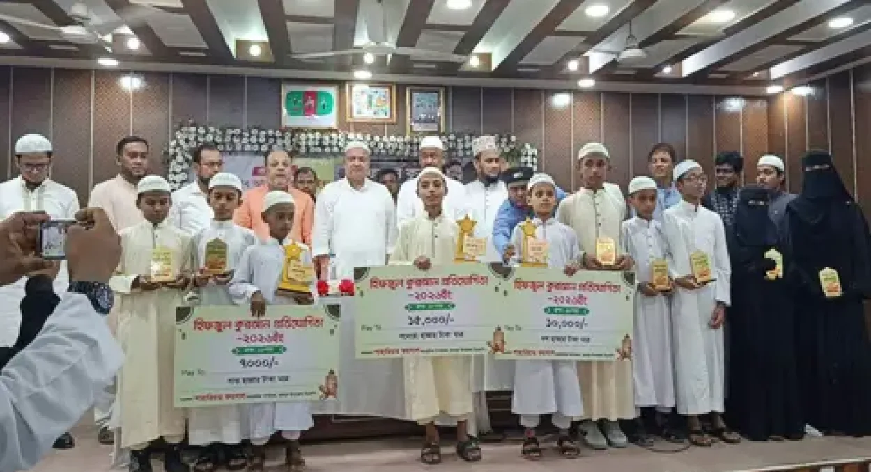 রায়পুরে হিফজুল কোরআন প্রতিযোগিতায় বিজয়ী হাফেজে কোরআনদের মাঝে পুরস্কার বিতরণ