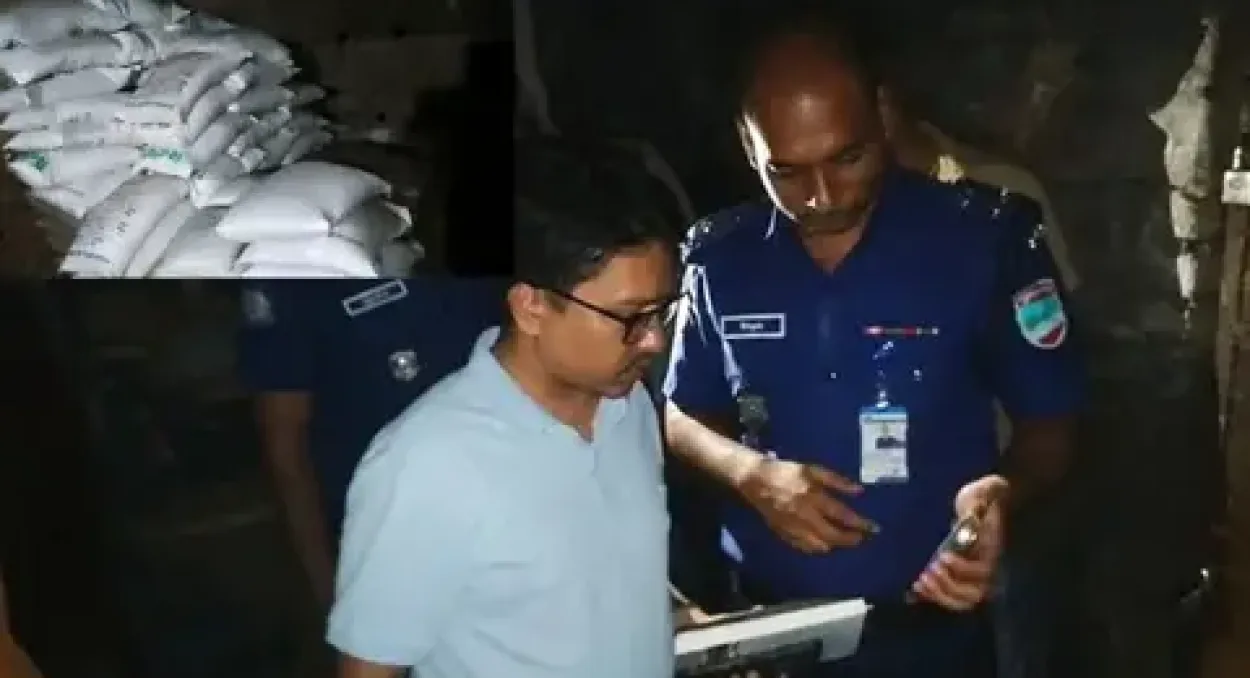 দামুড়হুদায় অবৈধভাবে সার মজুত ও চড়া দামে বিক্রির দায়ে দেড় হাজার বস্তা সার জব্দ