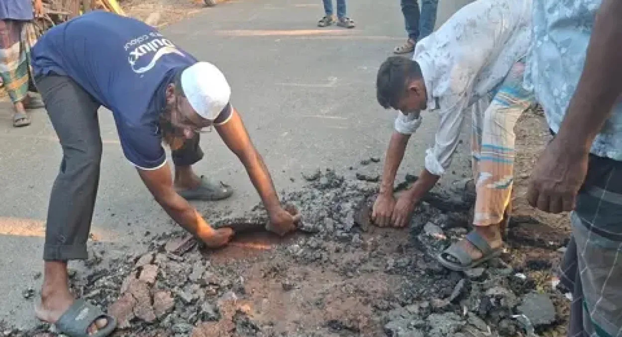 ১৫ দিনের মাথায় উঠে গেল দেড় কোটির সড়ক, ঠিকাদারকে পুনর্নির্মাণের নির্দেশ