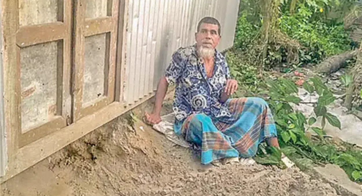 প্রতিবন্ধী আব্দুল জলিলের কুঁড়েঘরে সিঁধ কেটে কষ্টের জমানো চাল ও টাকা চুরি