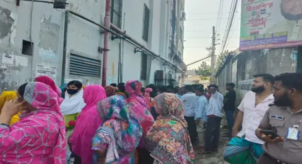 টঙ্গীতে বকেয়া বেতন ও কারখানা চালুর দাবিতে শ্রমিকদের সড়ক অবরোধ