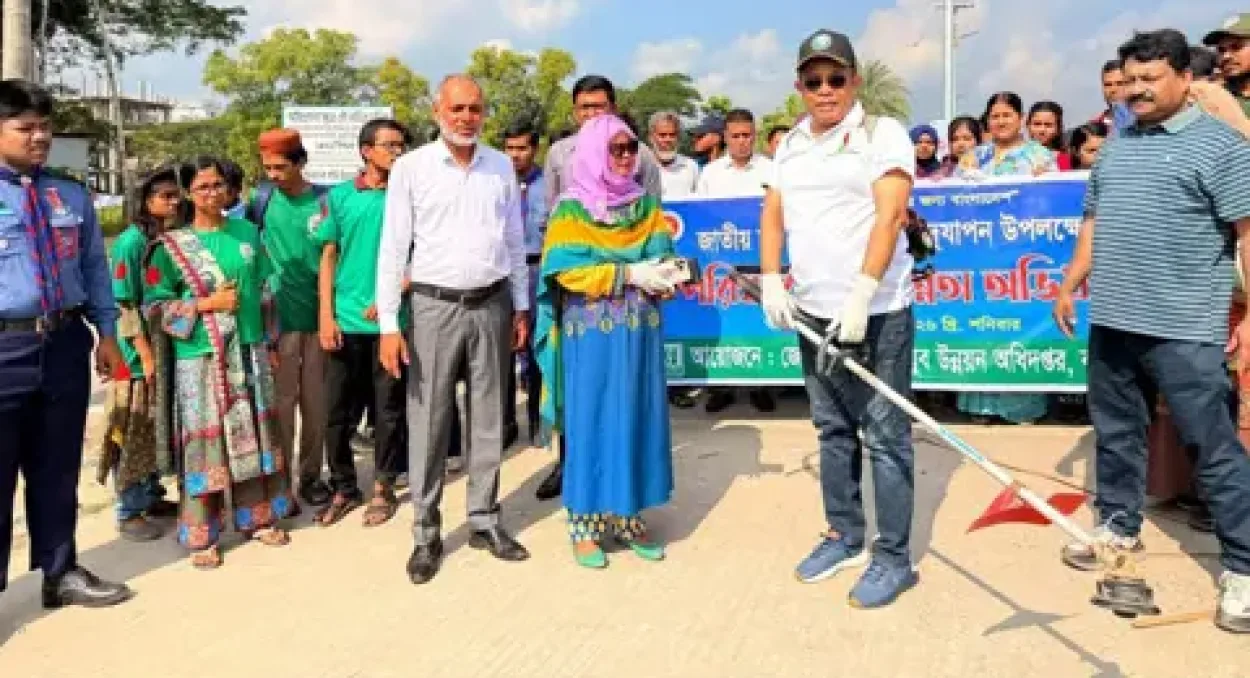পরিচ্ছন্ন নগরী গড়তে বরিশালে নিজ হাতে ঘাস কাটলেন বিভাগীয় কমিশনার ও ডিসি