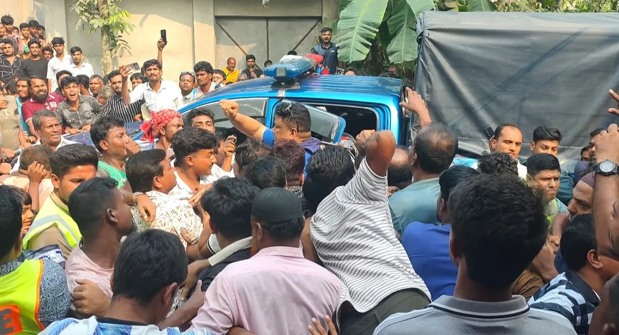 Kushtia Madrassa Teacher Accused of Rape Beaten by Locals and Three Police Officers Injured