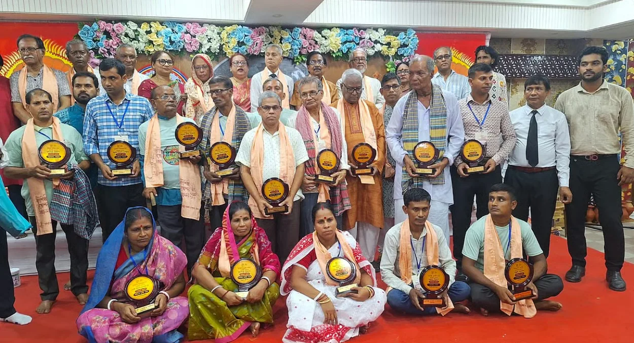 Eighteen potters honoured in Barishal to preserve traditional clay art