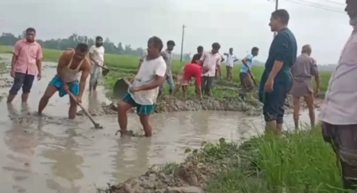 গাইবান্ধায় জলাবদ্ধতা দূর করতে তিনশ একর জমির কৃষকদের স্বেচ্ছায় খাল খনন