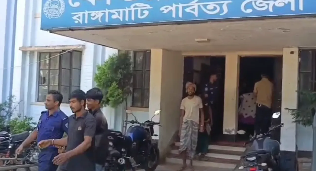 রাঙ্গামাটিতে পুলিশের অভিযানে ১১ জন গ্রেফতার, ইয়াবা ও মোটরসাইকেল উদ্ধার