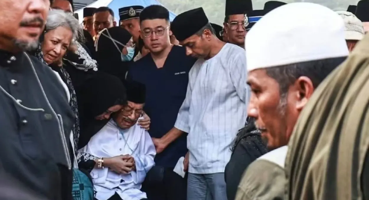 A tearful Mahathir bids farewell to his life partner: An emotional end to a seventy-year journey