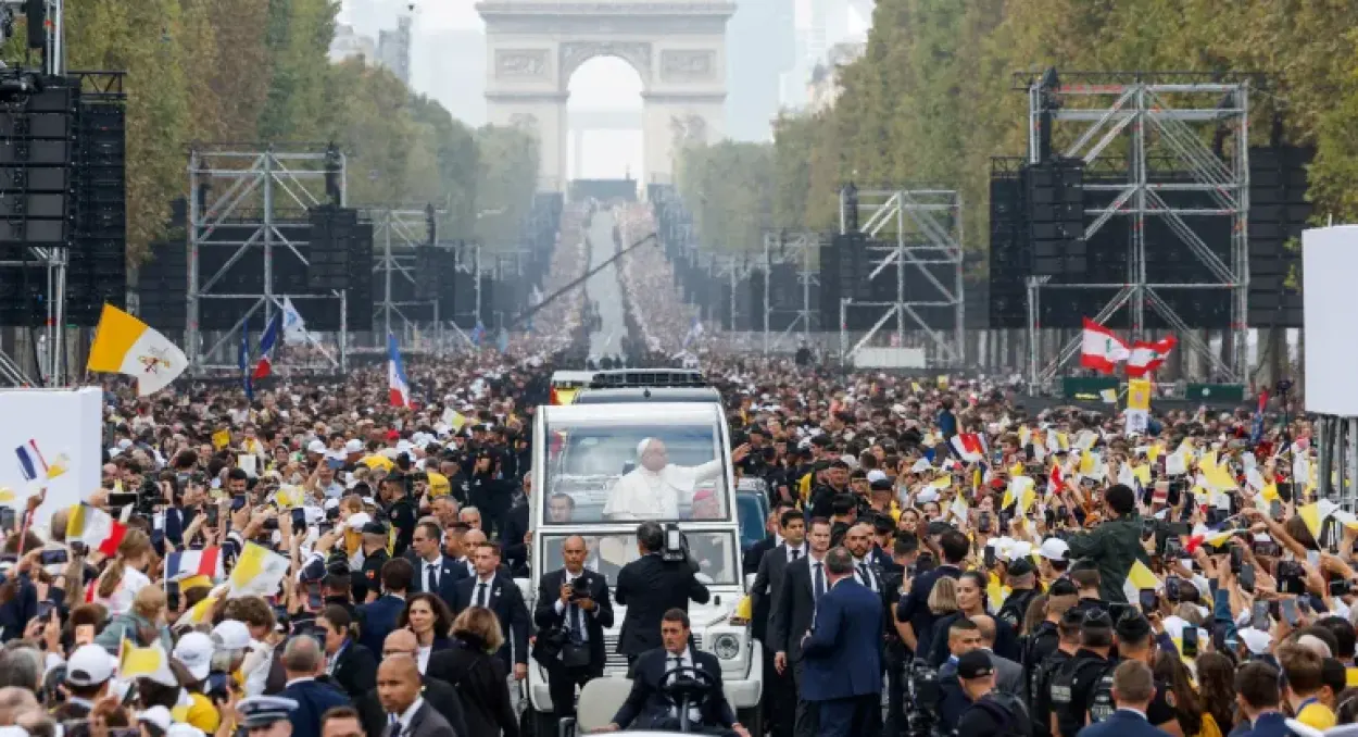 প্যারিসে পোপ চতুর্দশ লিওর উন্মুক্ত প্রার্থনায় লক্ষাধিক মানুষের ঐতিহাসিক সমাবেশ