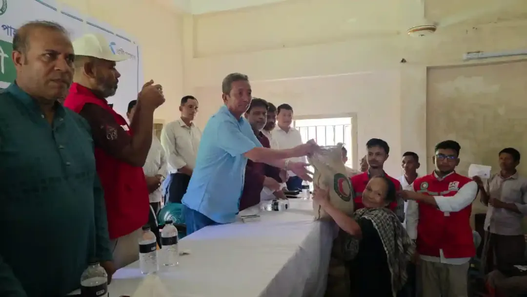 রাঙ্গামাটির বিলাইছড়িতে দুর্গম ফারুয়ায় ৫০০ পরিবার পেল রেড ক্রিসেন্টের ত্রাণ