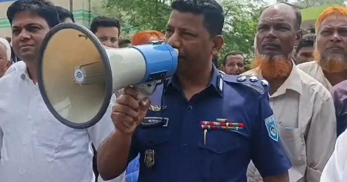 লালমনিরহাটে পর্যাপ্ত সার সরবরাহ ও সিন্ডিকেট ভাঙার দাবিতে কৃষকদের সড়ক অবরোধ