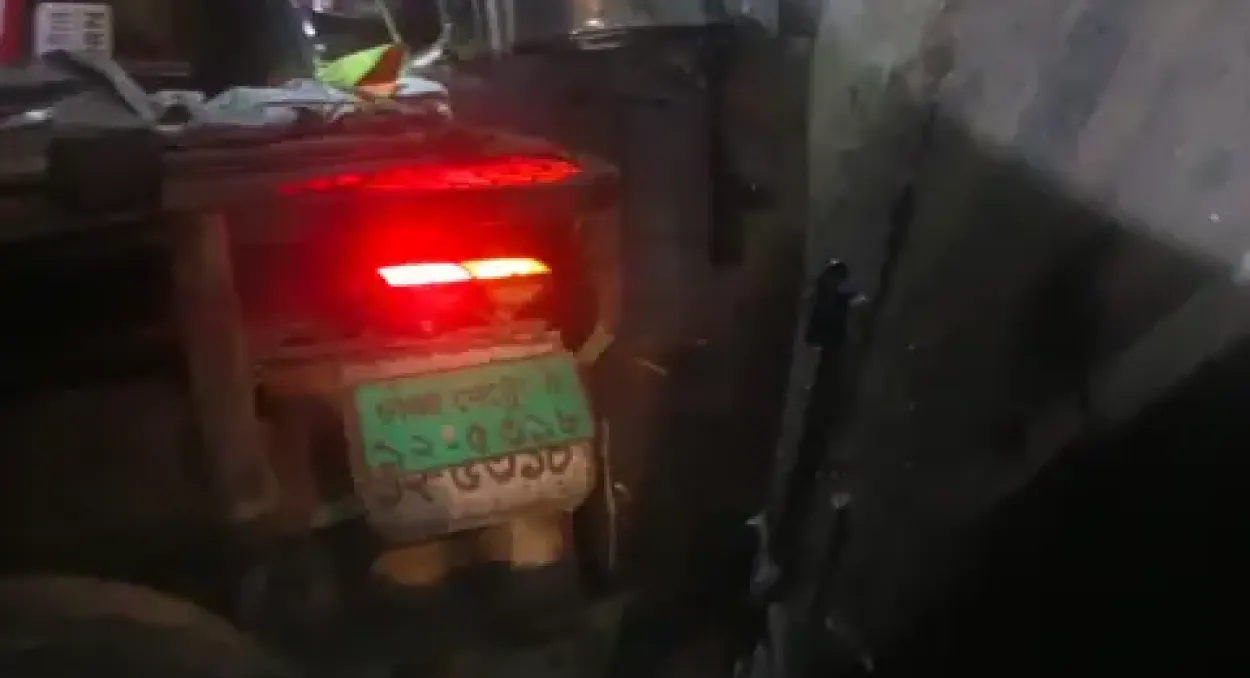 বগুড়ায় ট্রাক ও মাইক্রোবাসের মুখোমুখি সংঘর্ষে প্রবাসফেরত স্বজনসহ নিহত দুই