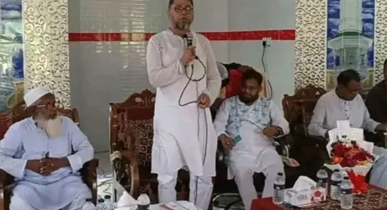 রায়গঞ্জে মসজিদের ভেতর আসবাবপত্র রেখে সংসদ সদস্যের বৈঠক ঘিরে সমালোচনার ঝড়