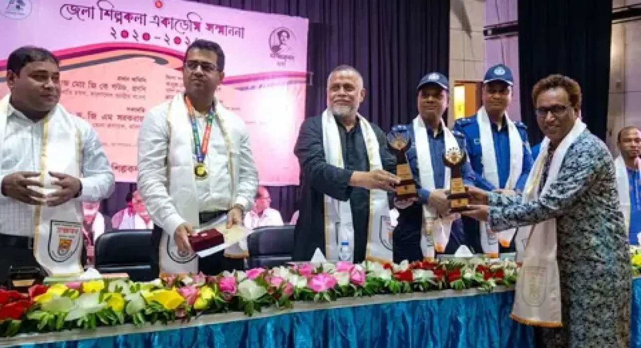 শিল্প-সংস্কৃতিতে বিশেষ অবদানের স্বীকৃতিস্বরূপ ২৯ গুণীশিল্পী ও এক সংগঠন পেল শিল্পকলা একাডেমি সম্মাননা