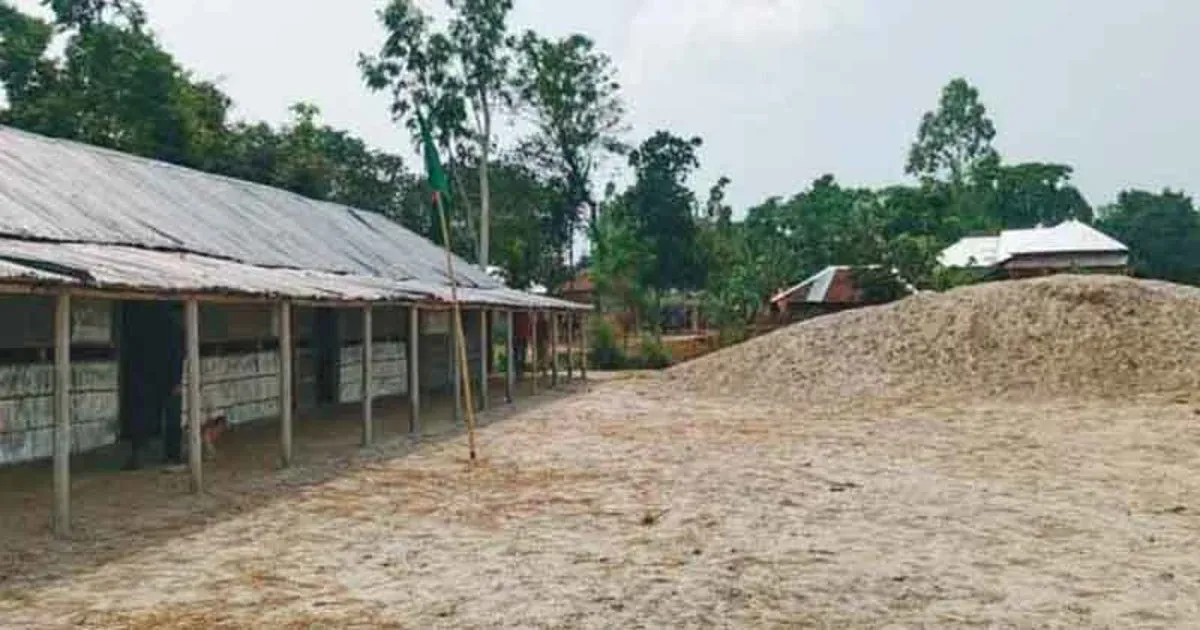 রংপুরে ঠিকাদারের লাপাত্তায় অনিশ্চয়তায় প্রাথমিক বিদ্যালয়ের ভবন নির্মাণ কাজ টিনশেড ঘরে চরম দুর্ভোগে শিক্ষার্থীরা