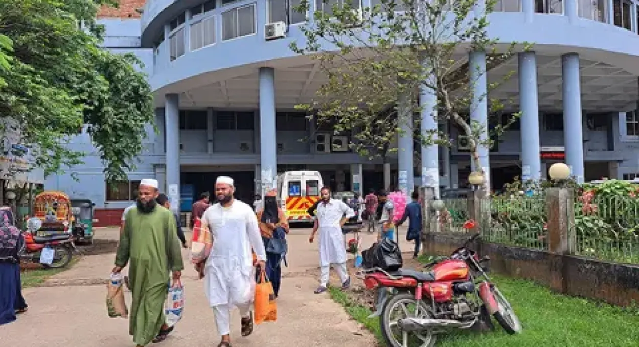 মৌলভীবাজারে হাম ও অন্যান্য রোগের প্রাদুর্ভাব, হাসপাতালে উপচে পড়া ভিড় ও মেঝেতে চলছে চিকিৎসা