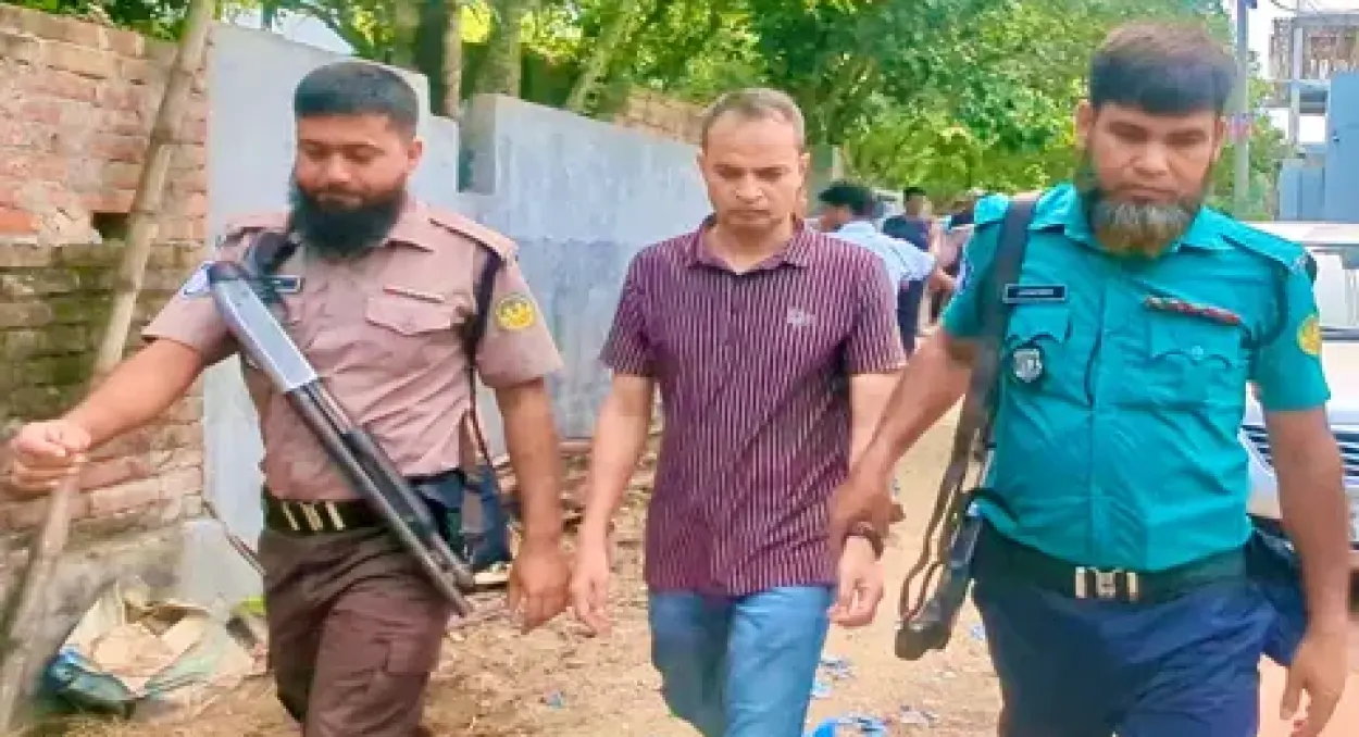 রাজশাহীতে ফায়ার সার্ভিস ডেকে ফ্ল্যাটের দরজা ভেঙে বরখাস্ত হওয়া পুলিশ কর্মকর্তাকে আটক
