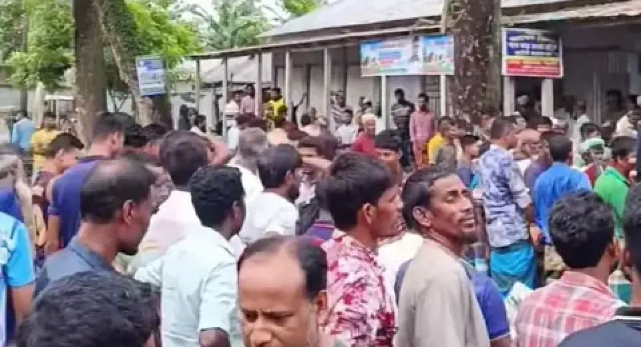 কুড়িগ্রামে সার সংকটে পাঁচ ঘণ্টা সড়ক অবরোধ ও কৃষি কর্মকর্তা অবরুদ্ধ